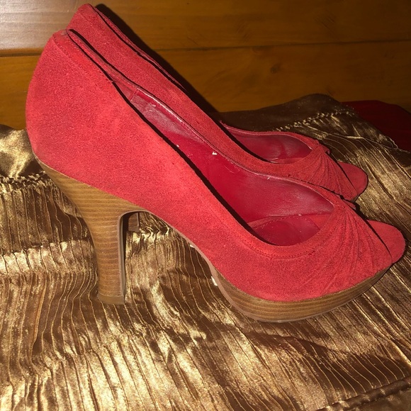 Red pump - Picture 2 of 2